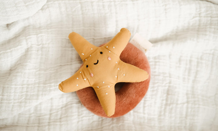 Fabelab Rattle - Starfish, Ash Rose, 17 cm
